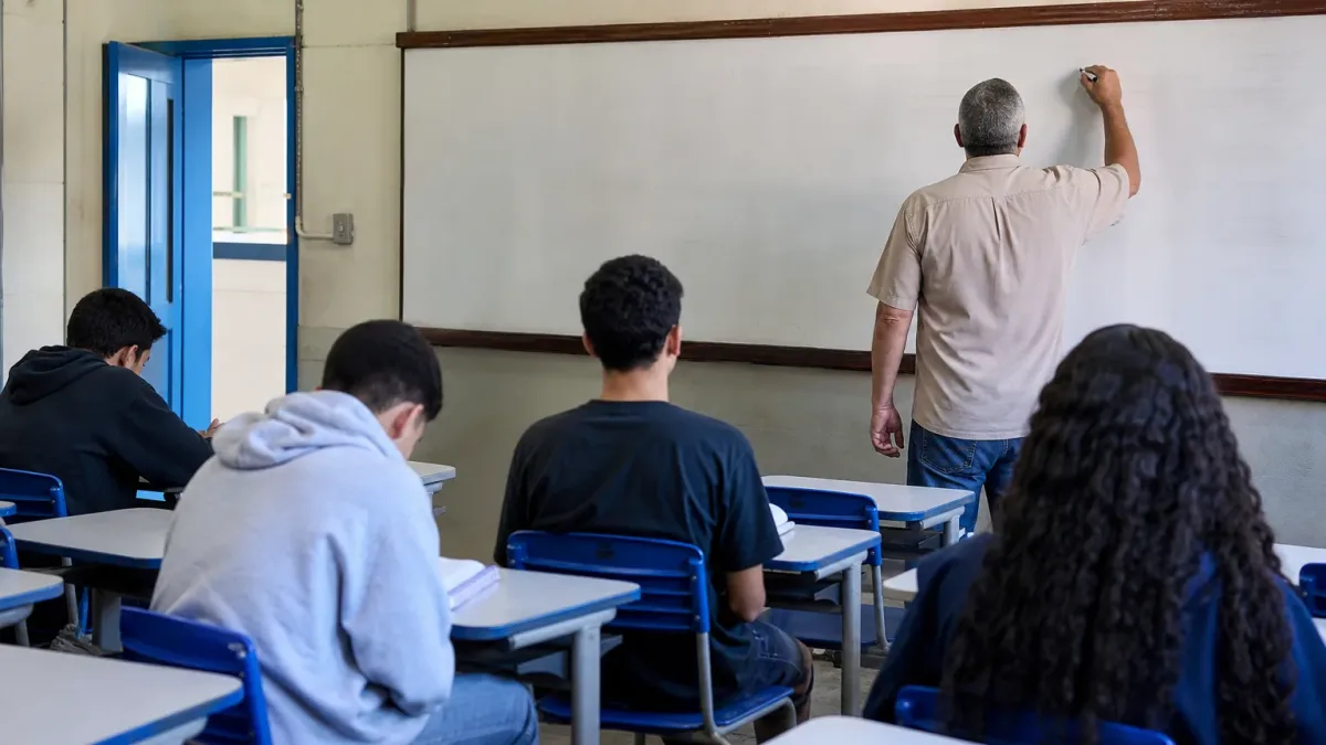 apagão dos professores dados semesp 2015 2025