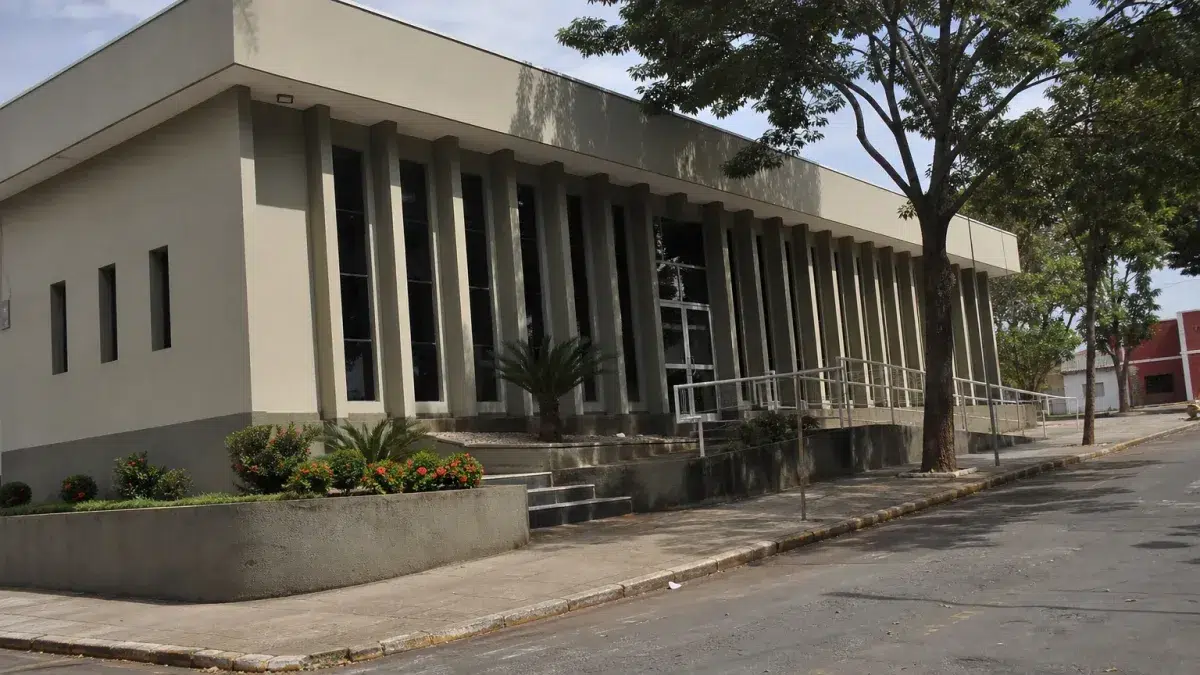 concurso Câmara de Tabapuã SP paga até R$ 6,7 mil