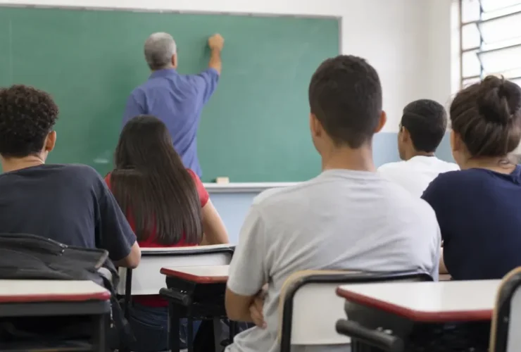 queda de 31% entre docentes jovens