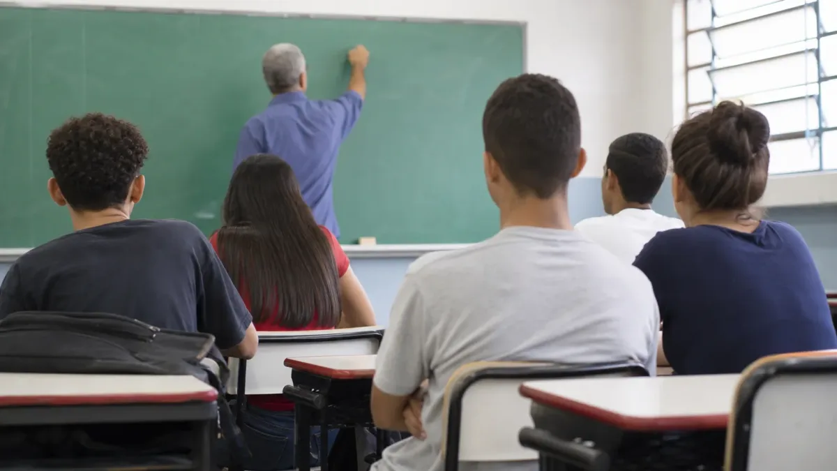 queda de 31% entre docentes jovens