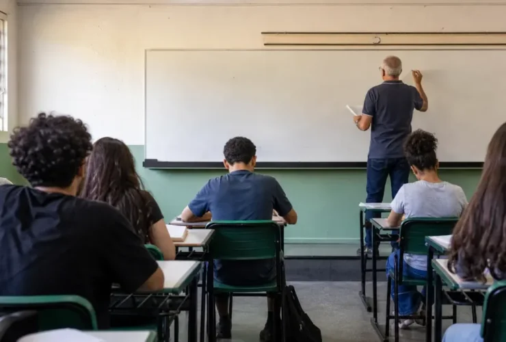 queda de professores jovens 31,1% 2015 2025