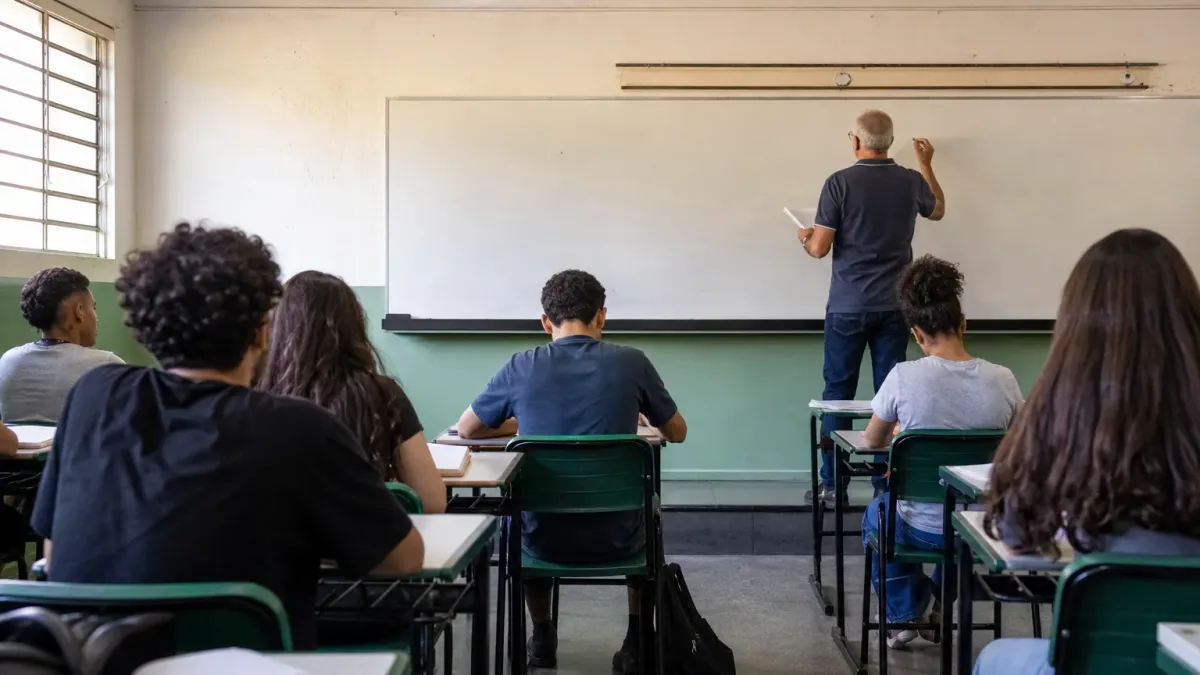 queda de professores jovens 31,1% 2015 2025