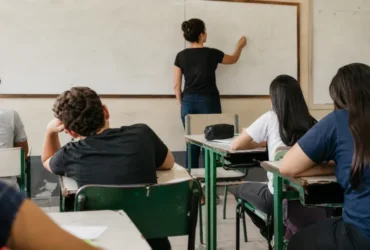 relatório OCDE professores Brasil 44,3% satisfeitos