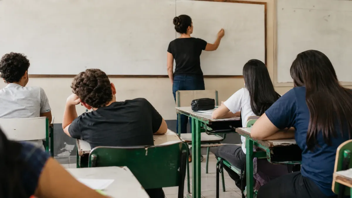 relatório OCDE professores Brasil 44,3% satisfeitos